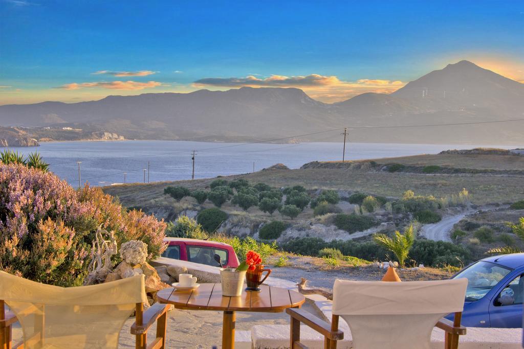 Margaritari Studios Milos Adamantas  Rum bild